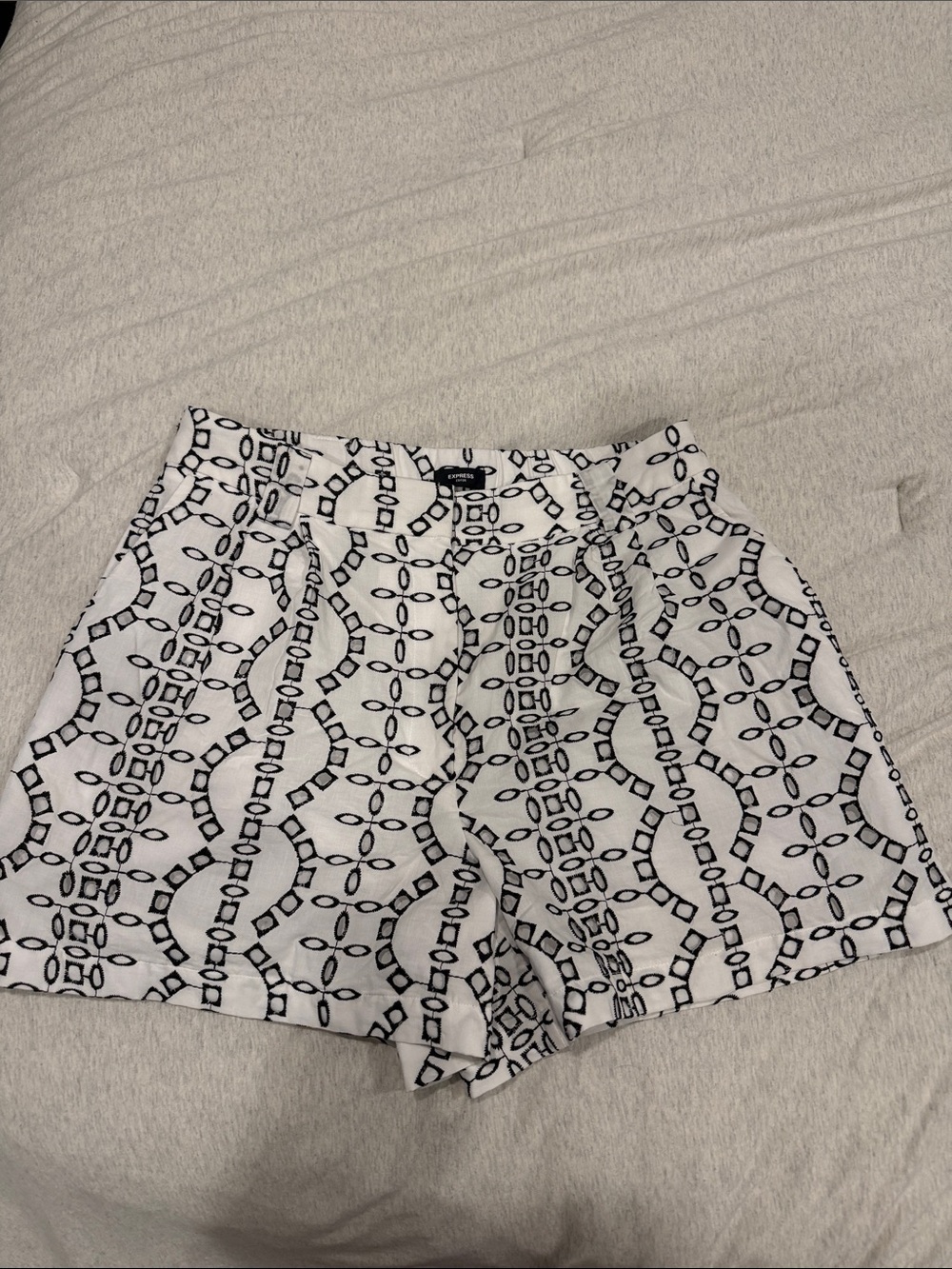 Express Black & White Geometric Chain-Print Shorts fits more like an 8 than 10